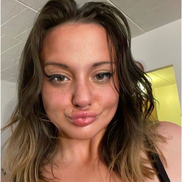 Meet your Posher, Kiana - Picture 2 of 2